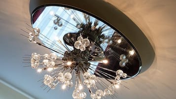 Ein moderner Kronleuchter mit mehreren Glühbirnen und metallischen Elementen.
