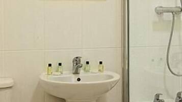 Suite Basic, 1 camera da letto | Bagno | Set di cortesia gratuito, asciugacapelli, asciugamani