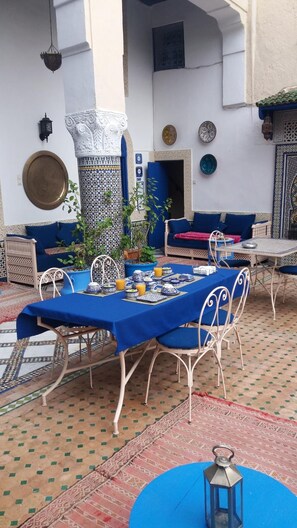Outdoor dining - Riad Jean Claude (Fes)