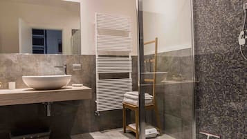Suite Premium, balcone, vista montagna | Bagno | Doccia, set di cortesia gratuito, asciugacapelli, pantofole