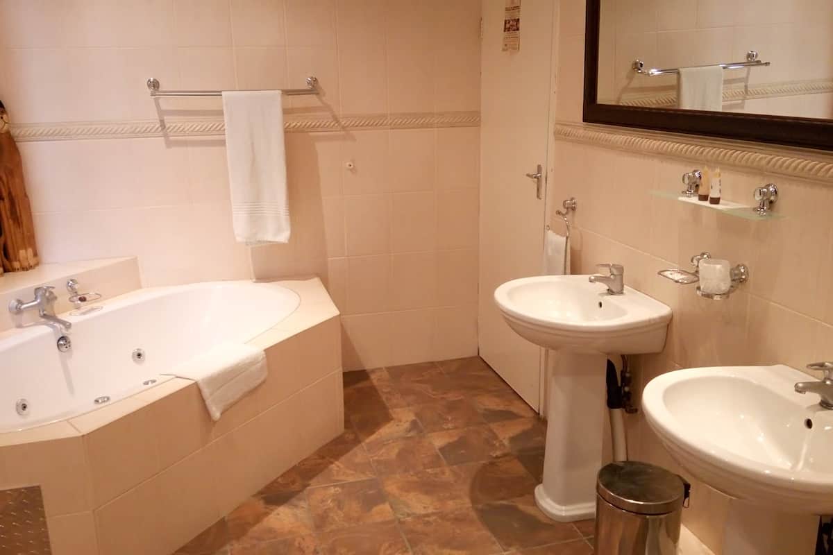 executive suite, 1 queen bed, jetted tub | jetted bathtub