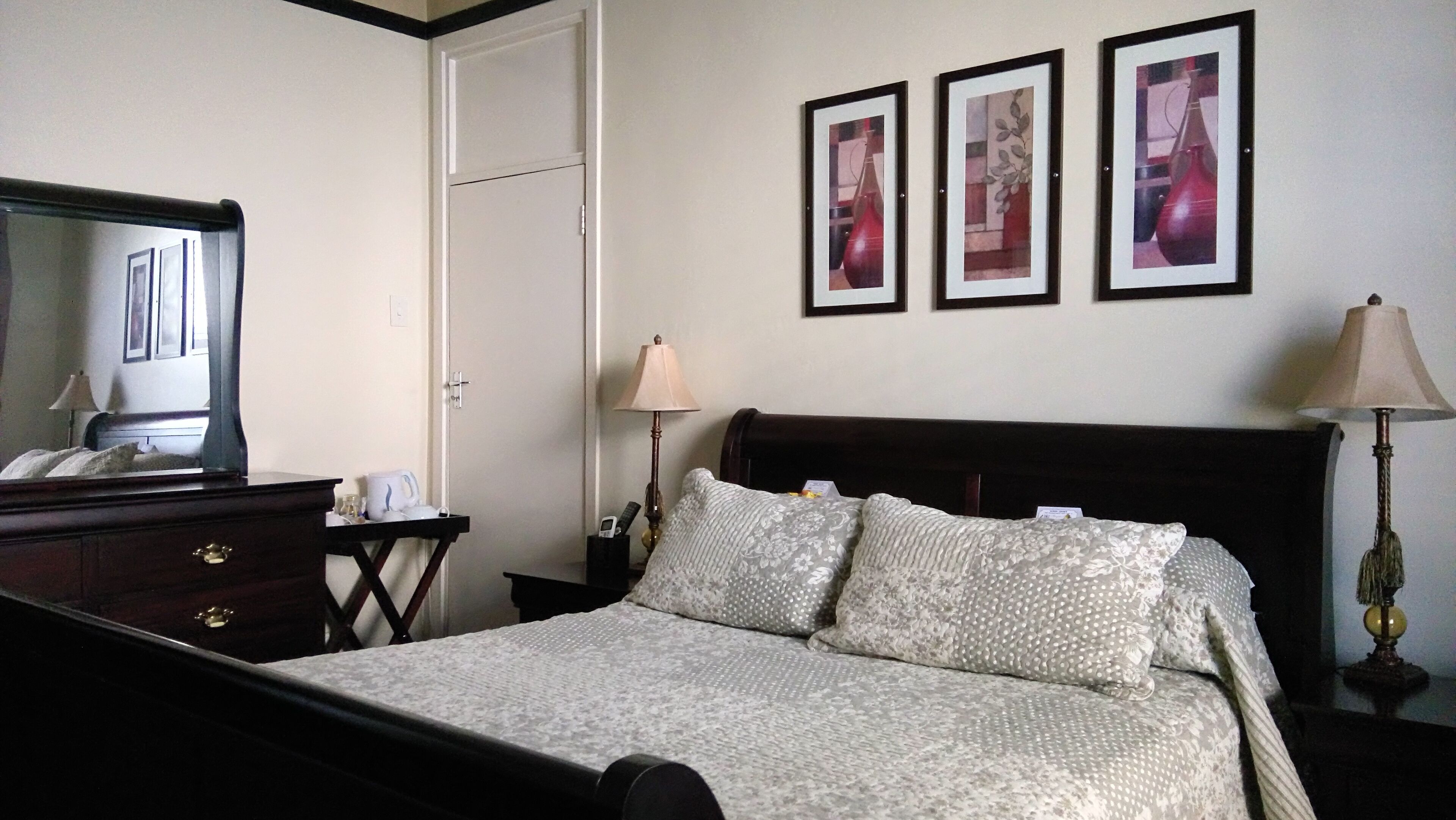 executive suite, 1 queen bed, refrigerator | 1 bedroom, desk, free wifi