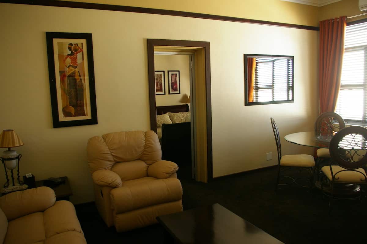Executive suite, 1 queensize bed, koelkast | 1 slaapkamer, een bureau, gratis wifi