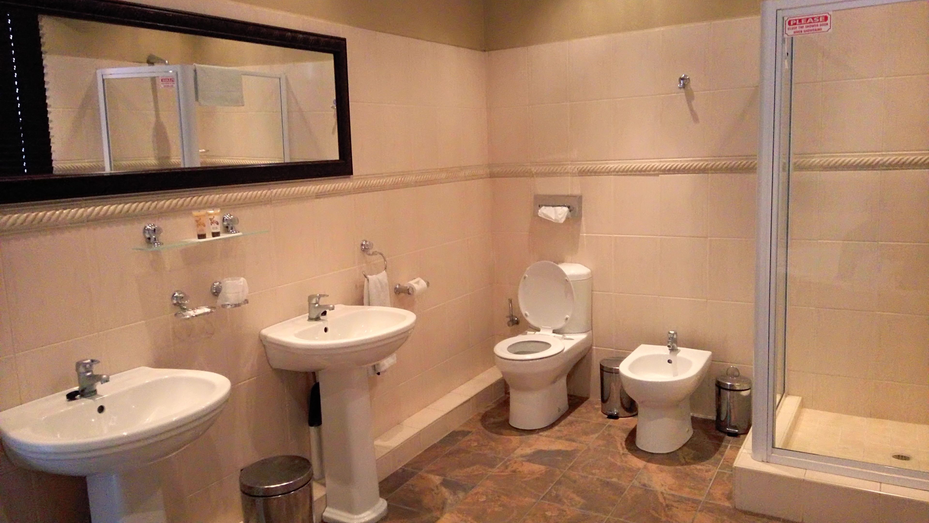 executive suite, 1 queen bed, jetted tub | bathroom | shower, free toiletries, towels