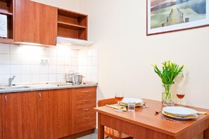 Fridge, microwave, stovetop, electric kettle - My Home Apartments (Bratislava)