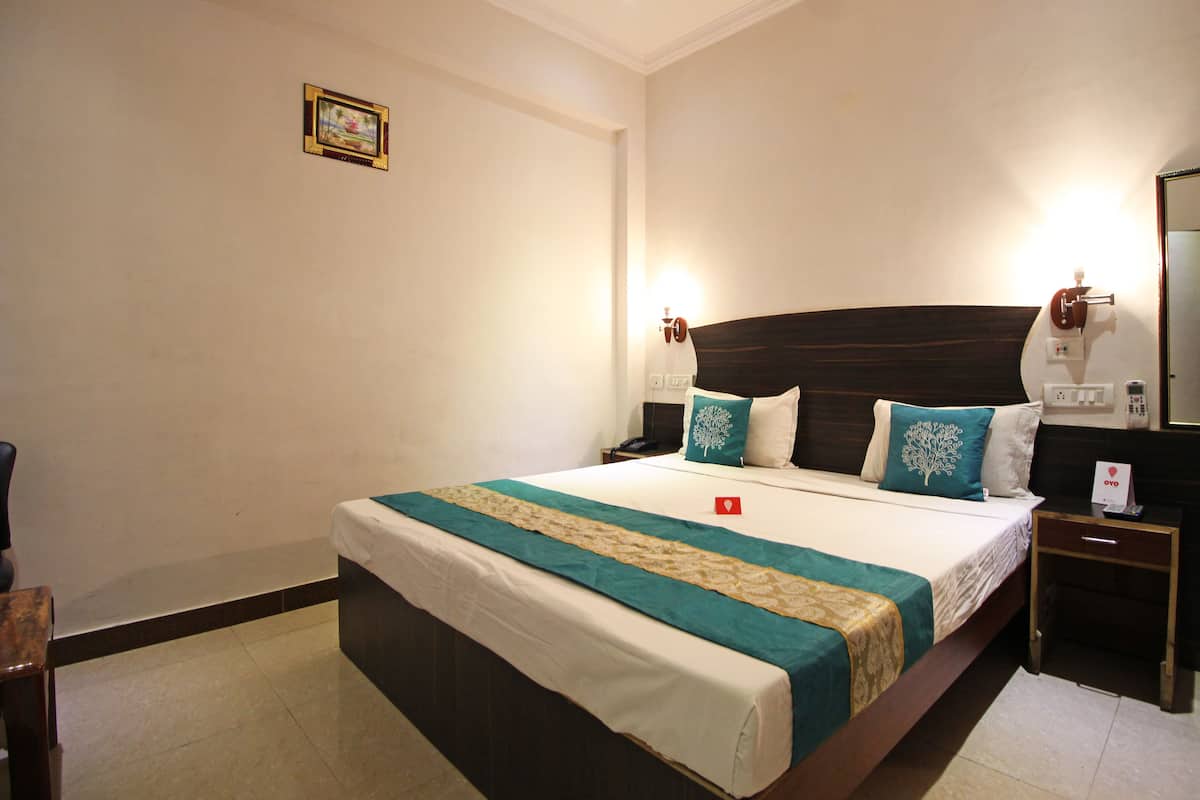 Double or Twin Room | Minibar, soundproofing, bed sheets