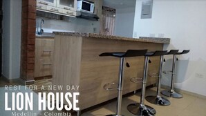 Frigorífico, microondas, placa de cocina y utensilios de cocina