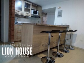 Refrigerador, microondas, parrilla de estufa y utensilios de cocina 