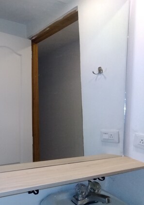 Departamento estándar, 3 habitaciones, 2 baños, planta baja | Baño | Regadera, regadera tipo lluvia, amenidades de baño gratuitas, toallas 