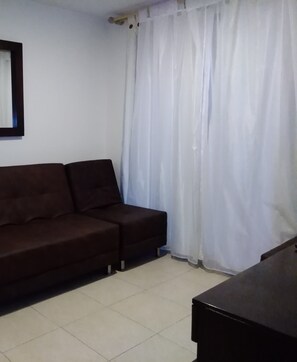 Departamento estándar, 3 habitaciones, 2 baños, planta baja | Sala de estar | Televisión LED de 52 pulgadas con canales digitales y televisión 