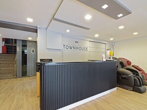 Reception - OYO Townhouse 030 Ashram Road Ahmedabad (Ahmedabad)