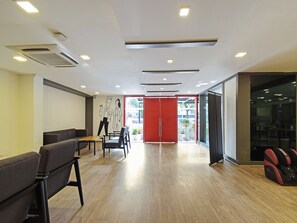 Lobby sitting area - OYO Townhouse 030 Ashram Road Ahmedabad (Ahmedabad)