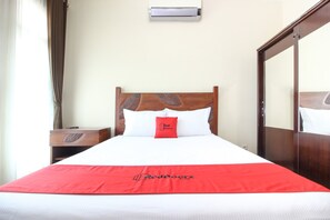 Desk, free WiFi - RedDoorz Plus near STIE YKPN (Depok)