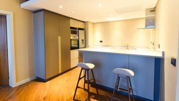 Executive Apartment | Private kitchen | Fridge, microwave, oven, dishwasher