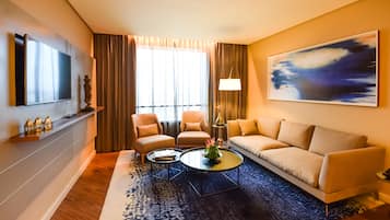 Junior Apartment | Living room | 42-inch flat-screen TV with cable channels, TV