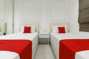 Twin Room | Desk, free WiFi - RedDoorz Plus @ Setiabudi Barat (Jakarta)