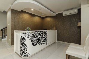 ฝ่ายต้อนรับ