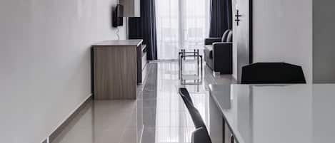 Bureau, chambres insonorisées, fer et planche à repasser