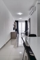 Escritorio, sistema de insonorización y tabla de planchar con plancha 