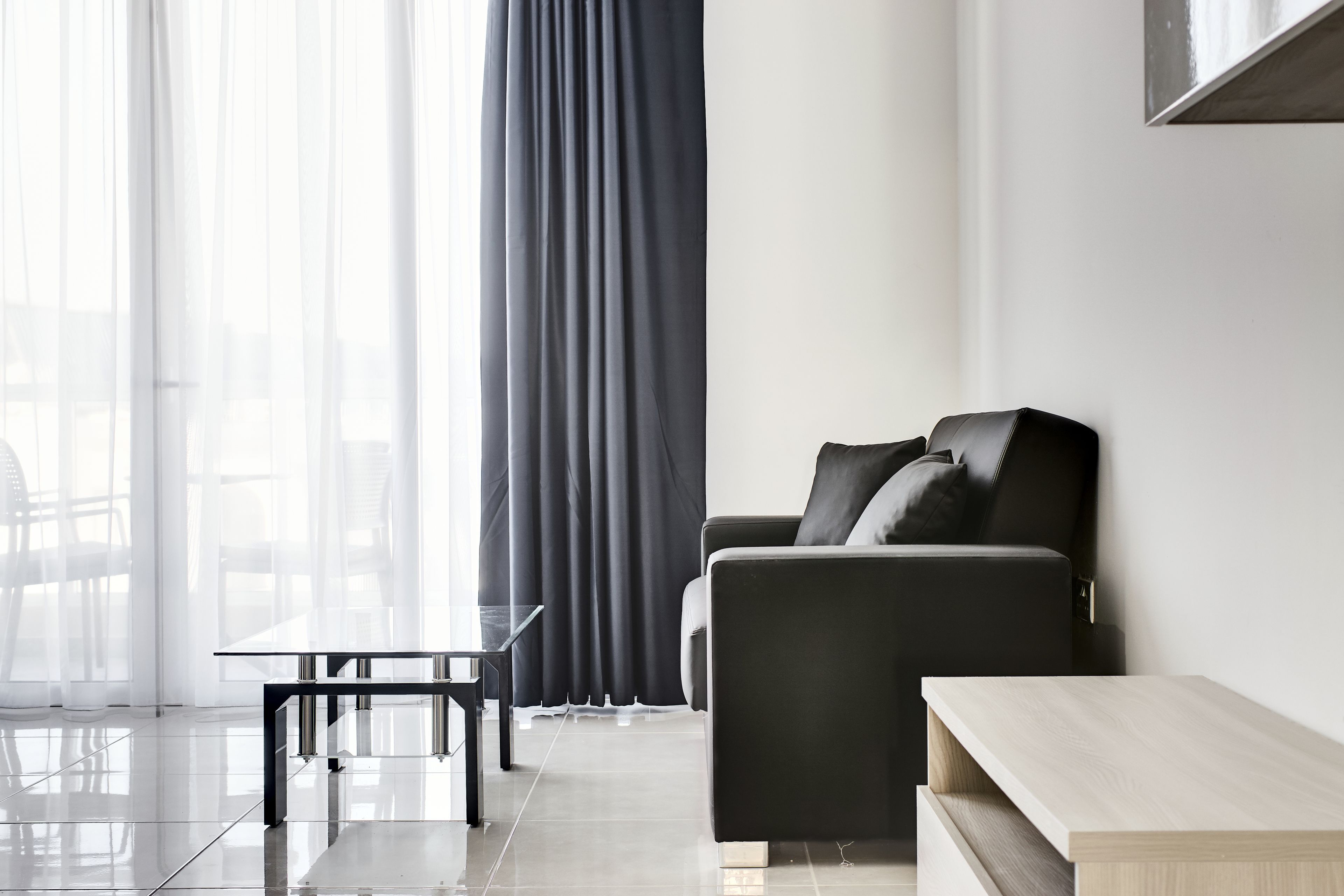 Ein modernes Wohnzimmer mit einer Couch, einem Couchtisch und einer TV-Konsole.