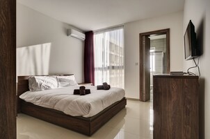 Escritorio, sistema de insonorización y tabla de planchar con plancha 