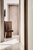 Escritorio, sistema de insonorización y tabla de planchar con plancha 