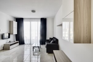 Escritorio, sistema de insonorización y tabla de planchar con plancha 