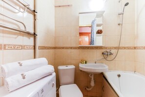 Studio | Badezimmer | Badewanne, kostenlose Toilettenartikel, Haartrockner, Hausschuhe