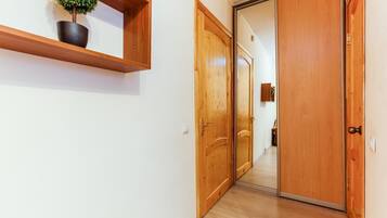 Studio | Bügeleisen/Bügelbrett, kostenlose Babybetten, kostenlose Zustellbetten