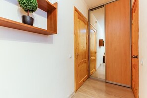 Studio | Bügeleisen/Bügelbrett, kostenlose Babybetten, kostenlose Zustellbetten