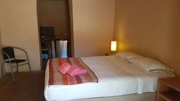 Bungalow, 1 Queen Bed | 1 bedroom, free cribs/infant beds