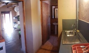 Bungalou, diversos llits | Cuina bàsica privada | Frigorífic, placa de cuina i utensilis de cuina, vaixella i coberteria