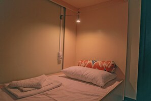 Dormitorio compartido, dormitorio mixto, vista a la montaña (2 beds (2) | Minibar, caja de seguridad en la habitación y escritorio 