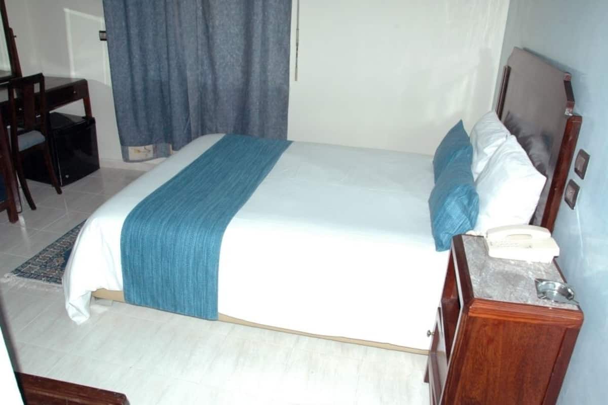 Double Room | Minibar, in-room safe, desk, soundproofing