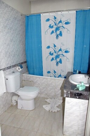 Chambre triple | Salle de bain | Baignoire profonde, articles de toilette (gratuits), séchoir à cheveux