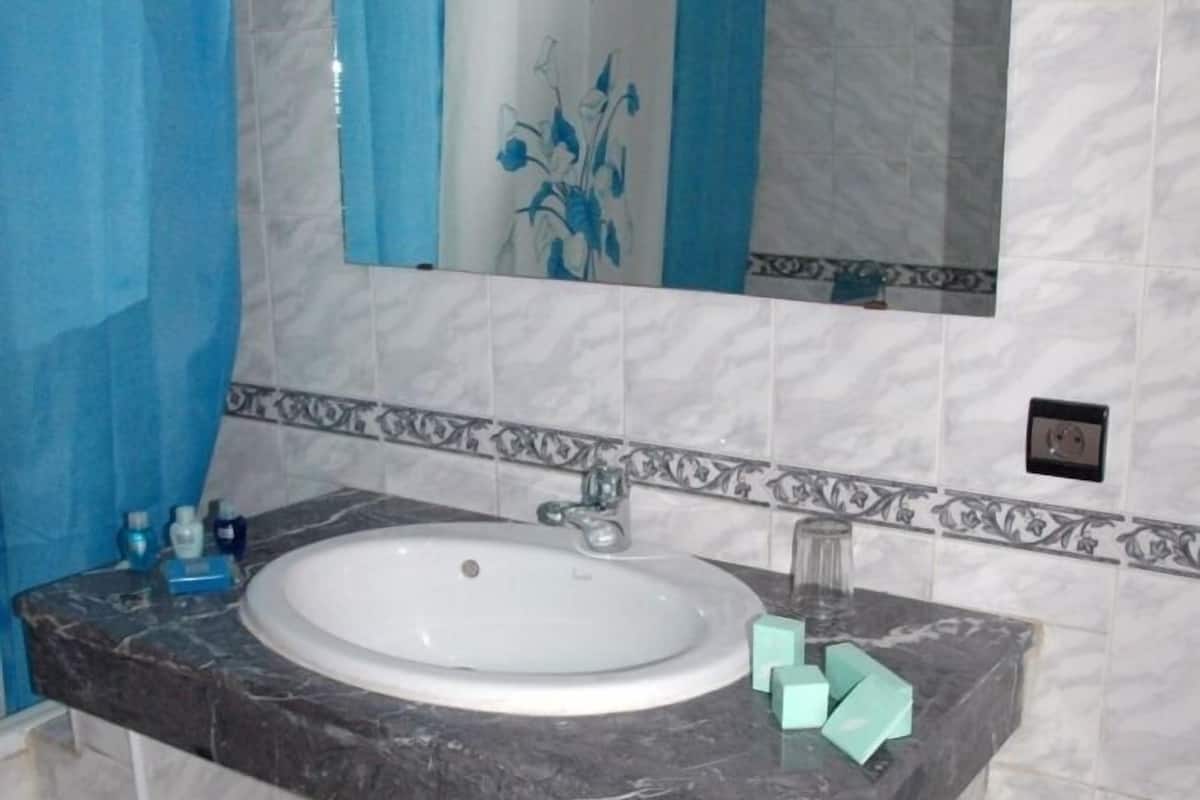 Double Room Single Use | Bathroom sink