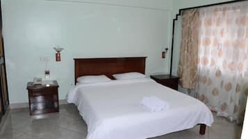 Standaard tweepersoonskamer | Een kluis op de kamer, een bureau, gratis wifi, beddengoed