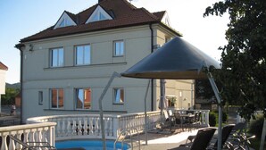 Seasonal outdoor pool, a rooftop pool - Apartment Šejko (Cesky Krumlov)
