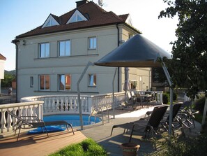 Una piscina al aire libre de temporada, una piscina en la azotea
