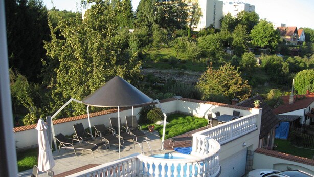 Seasonal outdoor pool, a rooftop pool - Apartment Šejko (Cesky Krumlov)