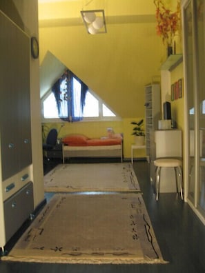 Appartement, 2 slaapkamers | Woonruimte | Een flatscreentelevisie