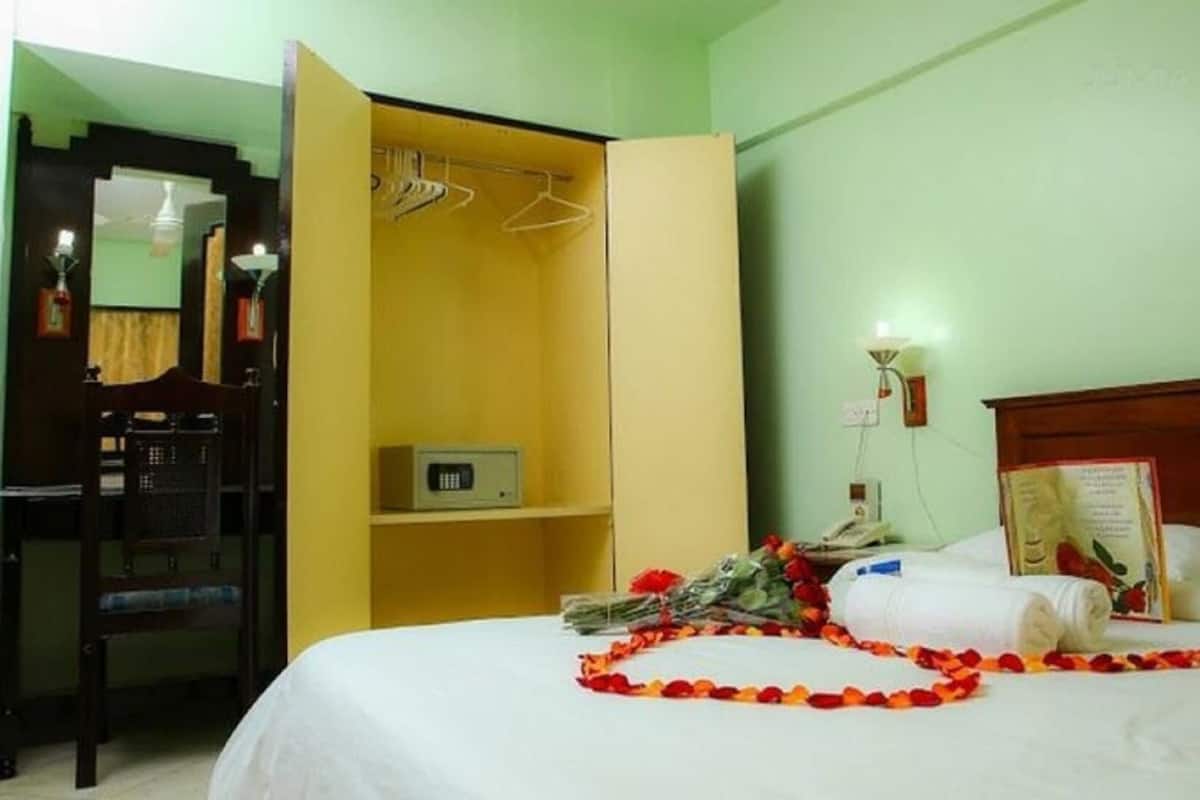 Cofres nos quartos, escrivaninha, quartos à prova de som