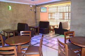 Se sirven desayunos, almuerzos y cenas; cocina local e internacional