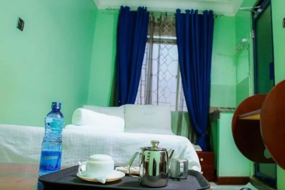 Cofres nos quartos, escrivaninha, quartos à prova de som