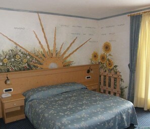 Habitación Confort con 1 cama matrimonial o 2 individuales | Escritorio, wifi gratis y ropa de cama 