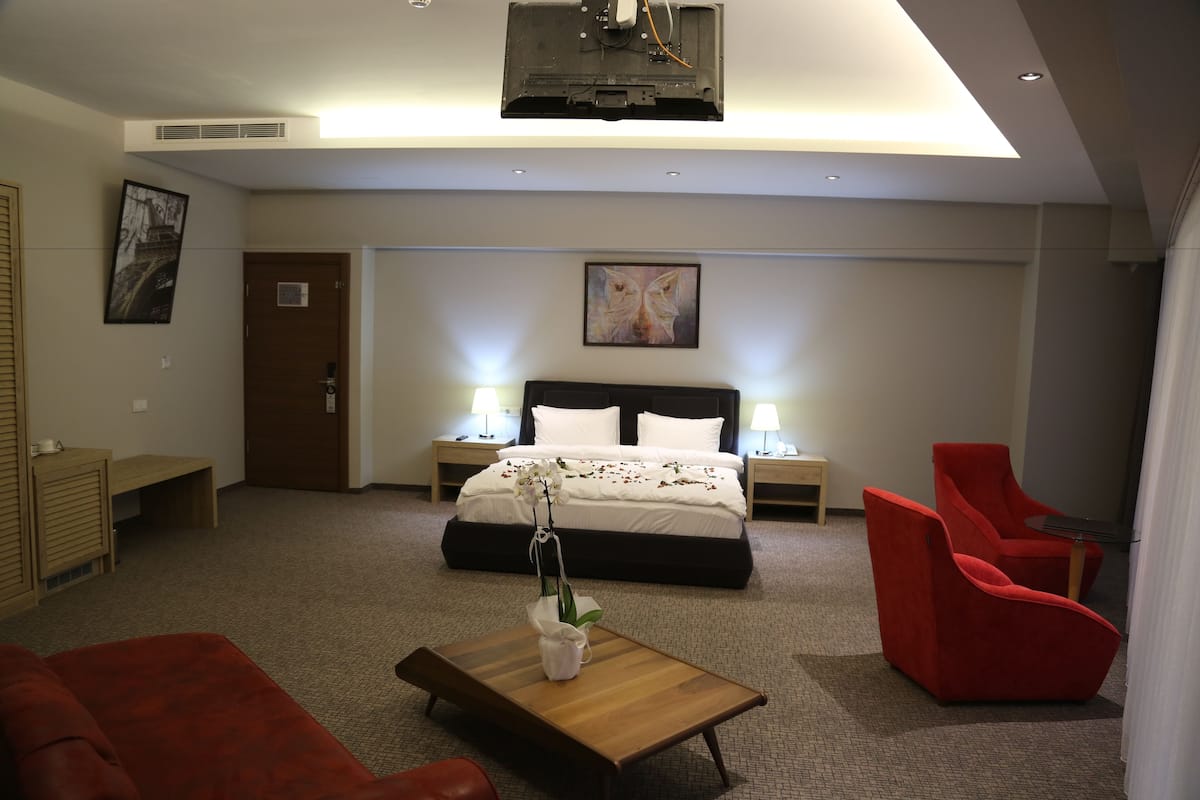 Camera Deluxe | Biancheria da letto di alta qualità, minibar, una cassaforte in camera