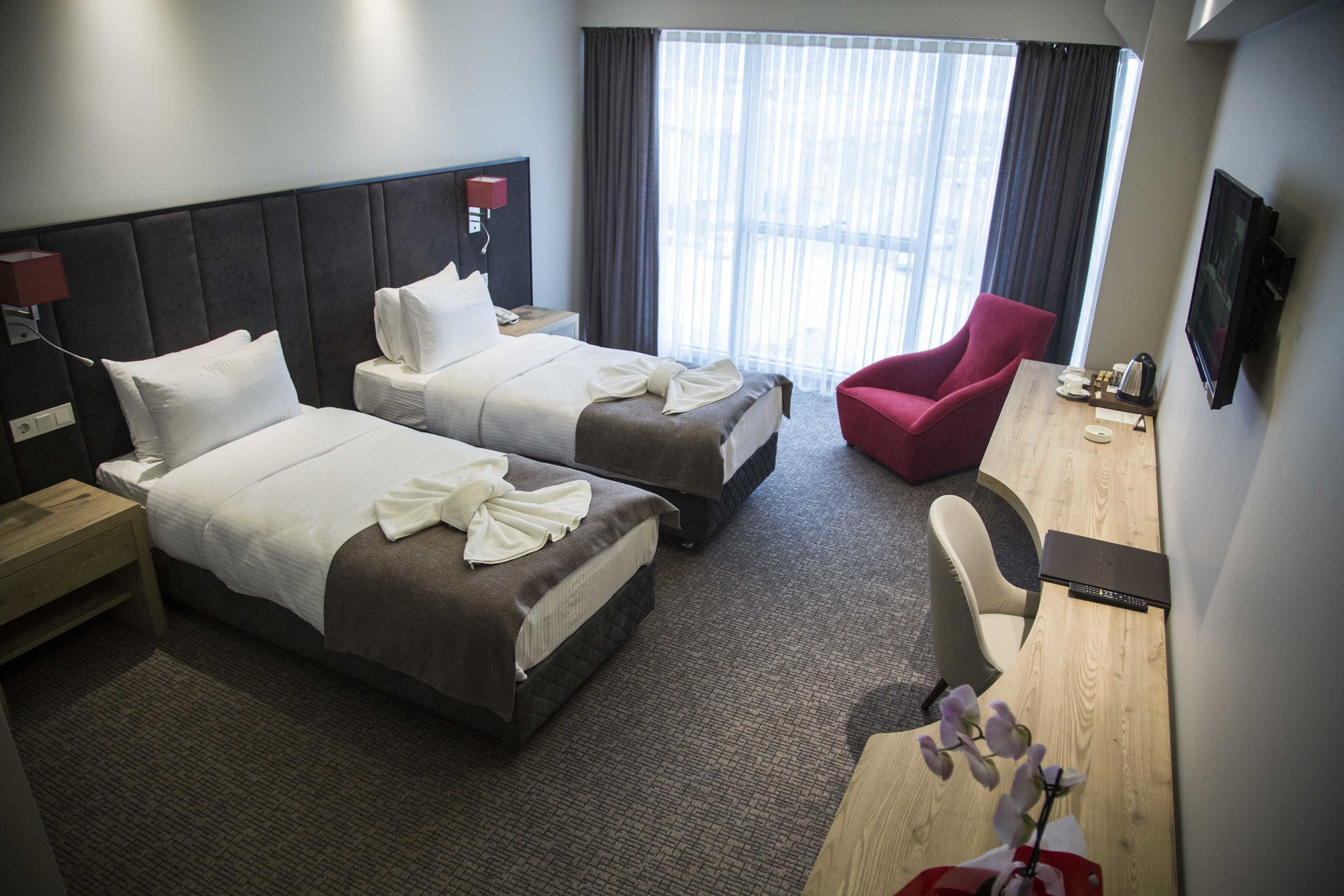 standard double or twin room | premium bedding, minibar, in-room safe, desk