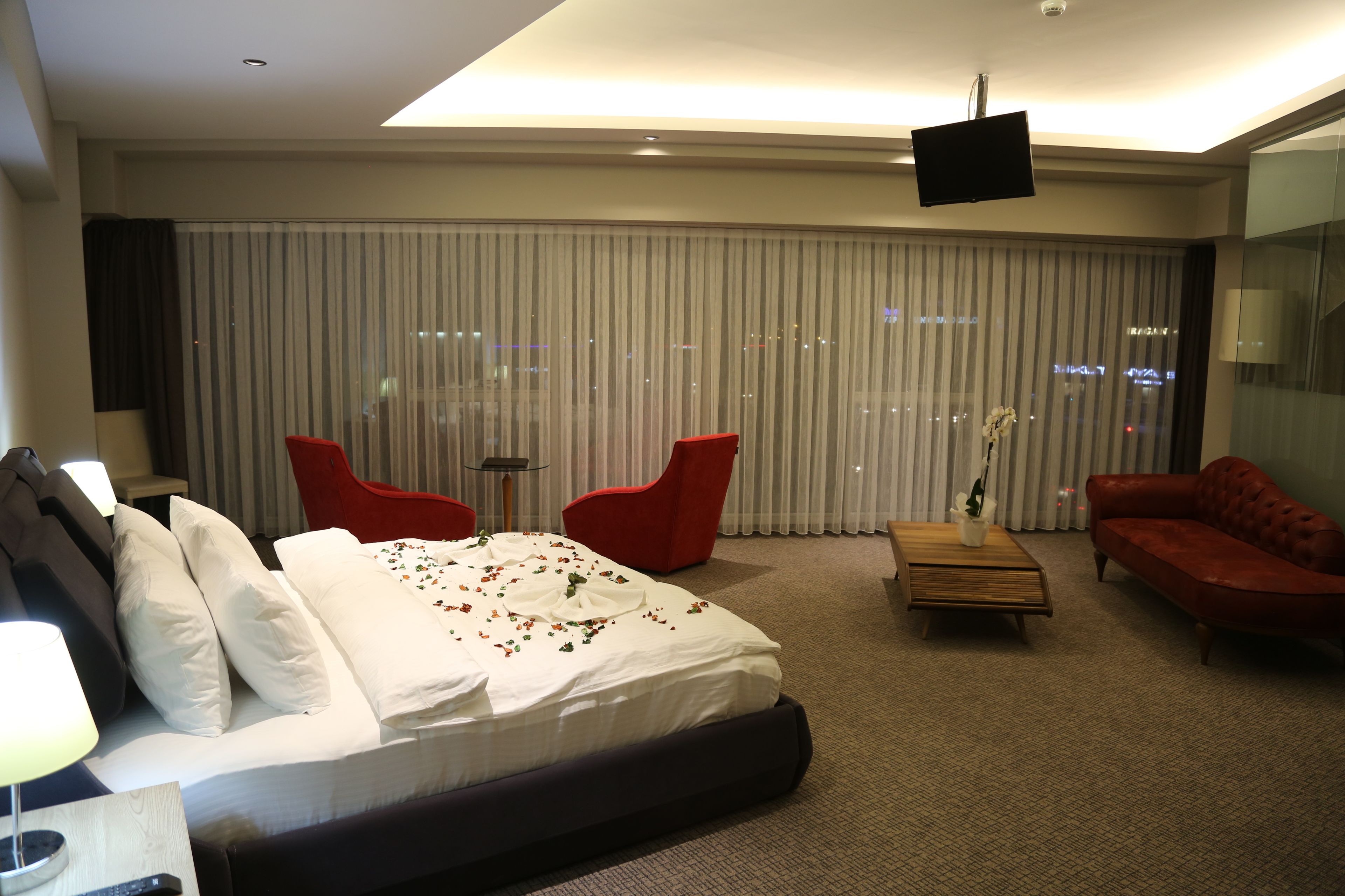 deluxe room | premium bedding, minibar, in-room safe, desk