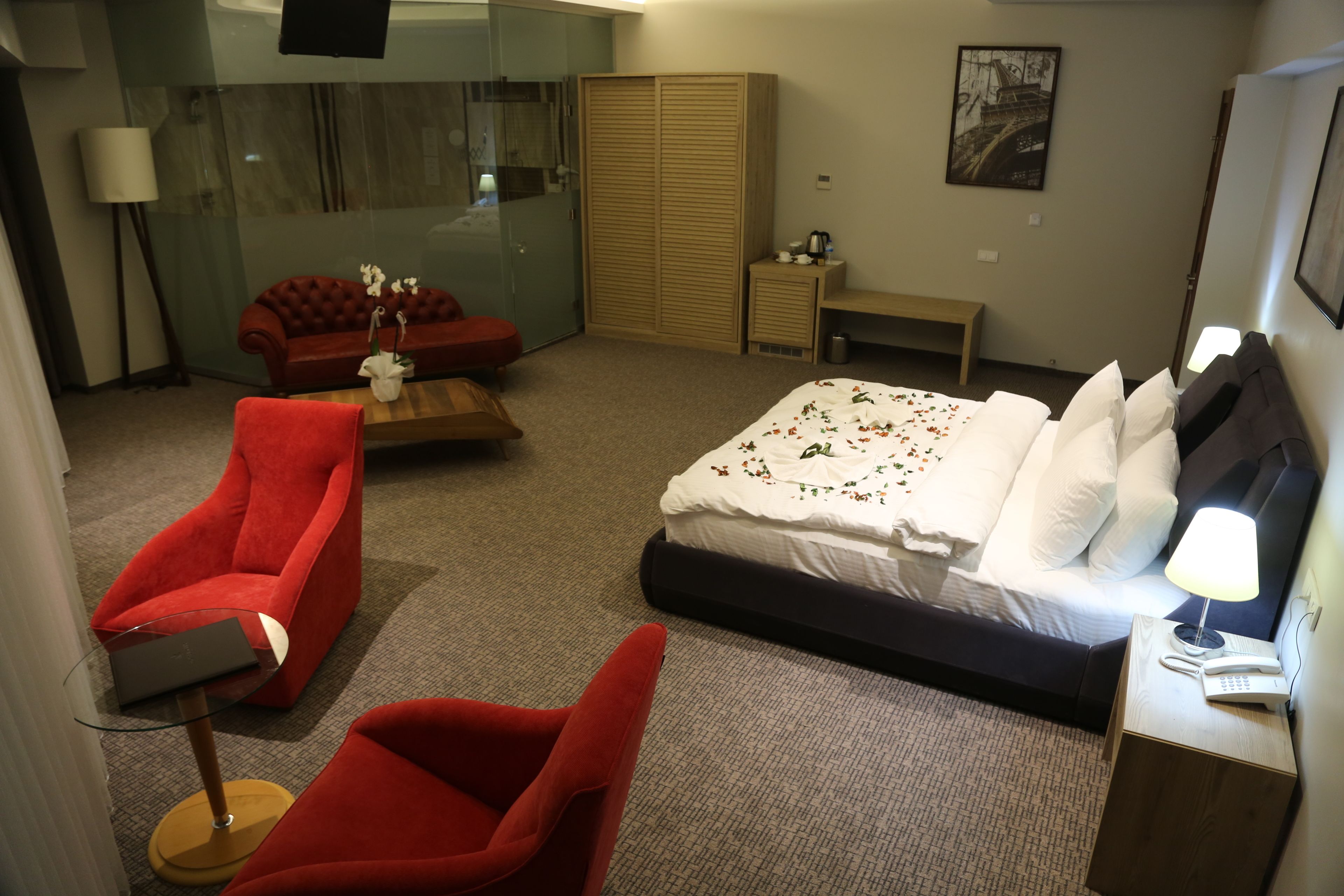 deluxe room | premium bedding, minibar, in-room safe, desk