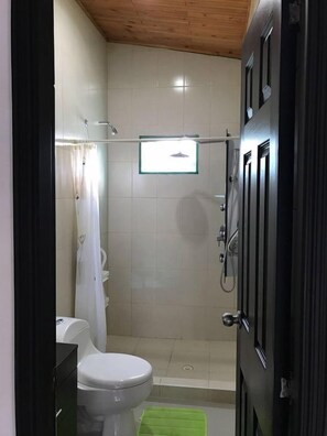 Shower, towels - CASITA BLANCA (Pijao)